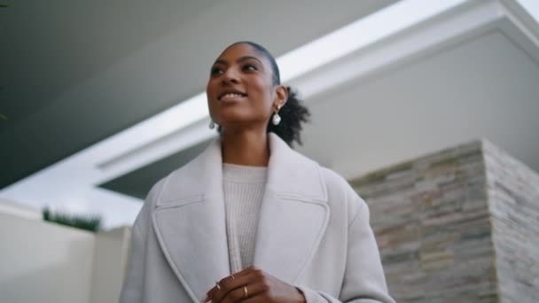 Primer Plano Sonriente Mujer Pelo Negro Posando Casa Moderna Chica — Vídeo de stock