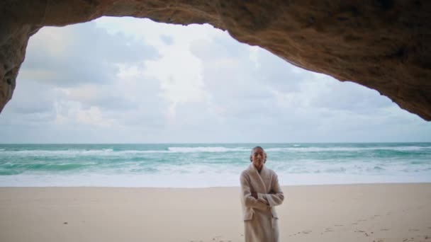 Viajero Pacífico Explorar Playa Pie Orilla Del Mar Mujer Rizada — Vídeo de stock