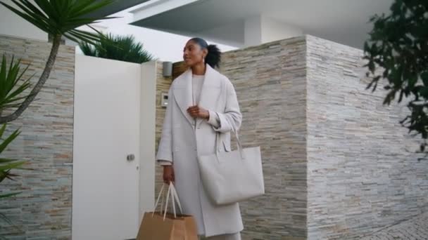 여자가 아프리카 미국인 열쇠들고 카메라보는걸찍고 매력적 부동산 중개업자가 저택에서 고객을 — 비디오