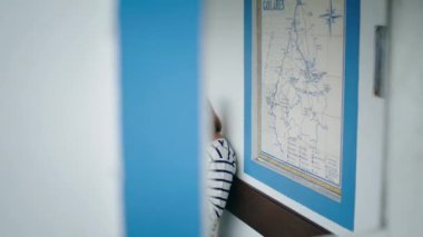 Avrupa 'da otobüs durağında oturan bir kız. Yaz tatilinde çekilmiş fotoğraflara bakan güzel bir turist. Gülümseyen kadın fotoğrafçı toplu taşımayı bekliyor. Turizm hobisi kavramı.