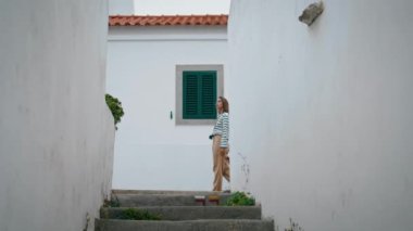 Avrupa gezisinde eski kasabayı keşfeden bir kız. Kaygısız turistler yaz tatilinde Akdeniz mimarisinin keyfini çıkarırlar. Güzel fotoğrafçı öğrenci köyü keşfediyor. Turizm macera konsepti