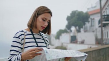 Akdeniz 'de turistik rehber tutan bir kız. Kayıp turist, eski kasabayı geziyor. Seyahat yeri arıyor. Avrupa seyahatinin tadını çıkaran güzel bayan öğrenci haritası. Hafta sonu gezisi konsepti