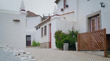 Doğulu dış görünüşlü, Akdeniz caddesi. Huzurlu bir seyahat kasabası. Geleneksel badanalı evleri olan boş dar bir sokak. Tatil yeri konforlu mimar konsepti.