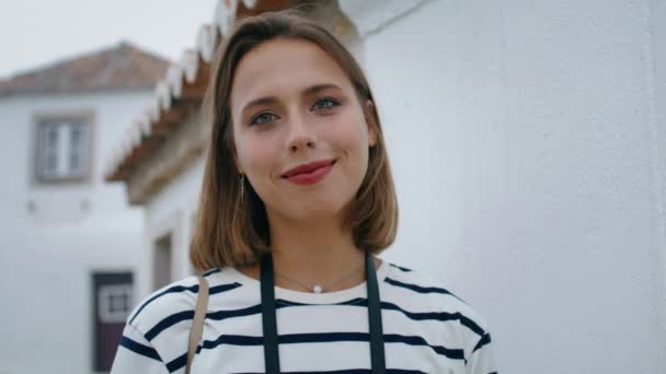 Porträtt Vacker Flicka Turist Poserar Vita Medelhavsbyggnader Obekymmerslös Leende Kvinna — Stockvideo