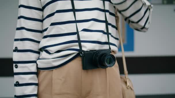 Руки Крупным Планом Берут Аналоговую Камеру Сосредоточенная Девушка Фотографирует Улице — стоковое видео