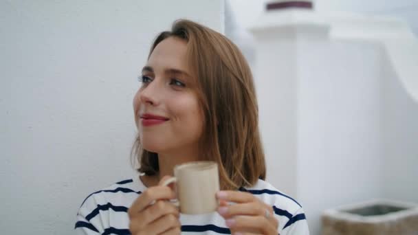 Portrait Femme Dégustant Café Dans Vieille Ville Européenne Souriante Fille — Video