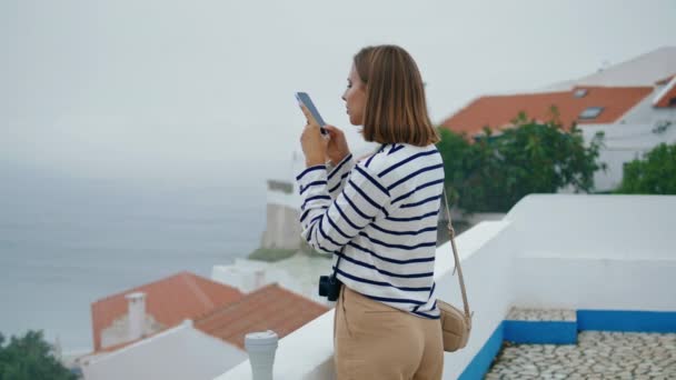 Holka Fotí Smartphone Mořském Městě Zaměřený Blogger Zkoumání Města Vytvořit — Stock video