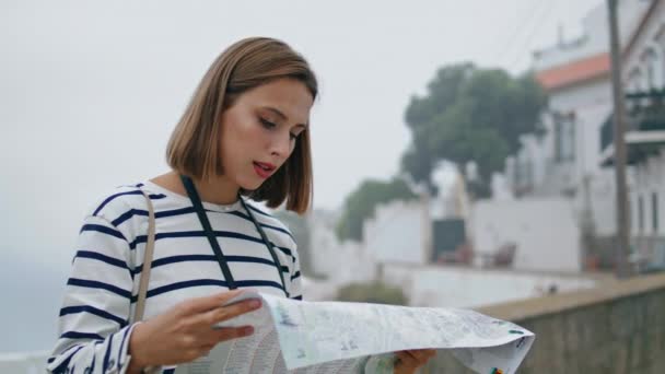 Dziewczyna Przewodnikiem Turystycznym Śródziemnomorskim Mieście Zagubiony Turysta Zwiedzający Stare Miasto — Wideo stockowe