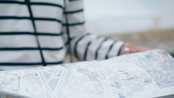 Turistické Ruce Drží Mapu Starém Přímořském Městě Detailní Ztracená Dívka — Stock video