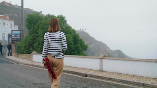 女孩步行城市桥后视镜 一个人在暑假去游览城镇 不为人知的女学生漫步在风景如画的街道上享受旅行 乡村周末无忧无虑的流浪者 — 图库视频影像