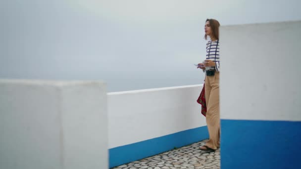 游客们在夏天的旅行中拍下了海城建筑的美丽照片 漂亮的女博主用智能手机在白色的冥想屋顶上拍度假照片 旅游博客记忆概念 — 图库视频影像