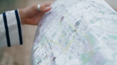 El ele tutuşup harita turistik rehberi tutuyoruz. Kayıp kız tek başına turistik yerleri kontrol ediyor. Bilinmeyen bir kadın öğrenci Avrupa 'da şehir seyahati planlıyor. Macera yaşam tarzı konsepti.