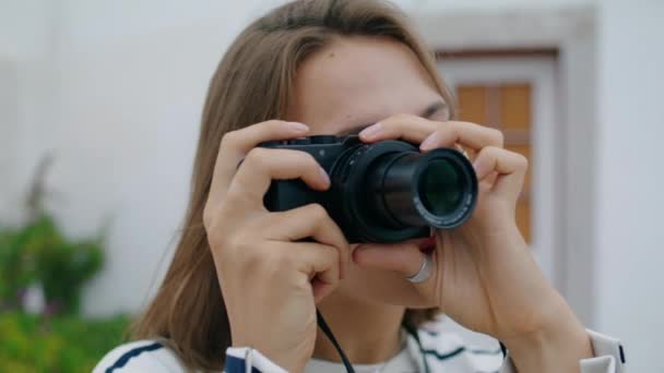 Девушка Крупным Планом Снимает Аналоговую Камеру Озил Корректирует Линзы Делая — стоковое видео