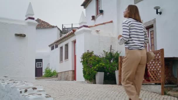 Dziewczyna Spaceruje Śródziemnomorskim Miasteczku Białymi Domami Wakacjach Relaksujący Turysta Spacerujący — Wideo stockowe
