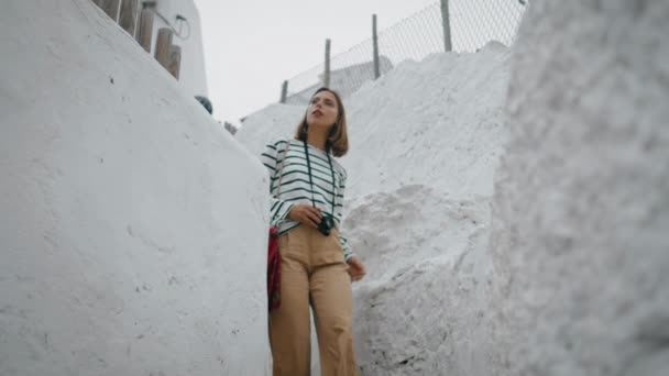 Dívka Chodí Bílou Ulicí Starém Středomořském Městě Cestovní Blogger Dělat — Stock video