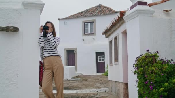 游客在古老的冥想城拍摄相机照片 女孩在暑假旅行 为网上博客拍照 松懈的女摄影师欣赏城市建筑 旅游探险概念 — 图库视频影像
