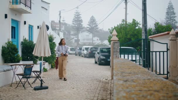 Krásná Žena Procházející Středomořském Městě Zaměřená Dívka Prozkoumávající Architekturu Užívající — Stock video