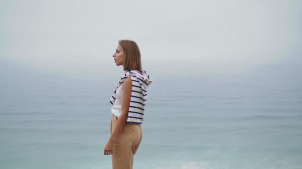 Dziewczyna Ocean Słucha Muzyki Pięknym Widokiem Marinę Atrakcyjna Kobieta Relaksująca — Wideo stockowe