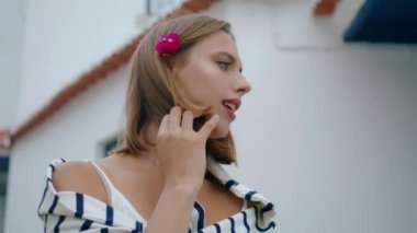 Eski kentte poz veren romantik bir kız. Çekici bir kadın saçına çiçek takar ve tatilin tadını çıkarır. Gülümseyen çekici turist hafta sonu tatilinin tadını çıkarıyor. Tasasız milenyum, tarihte rahatlama.