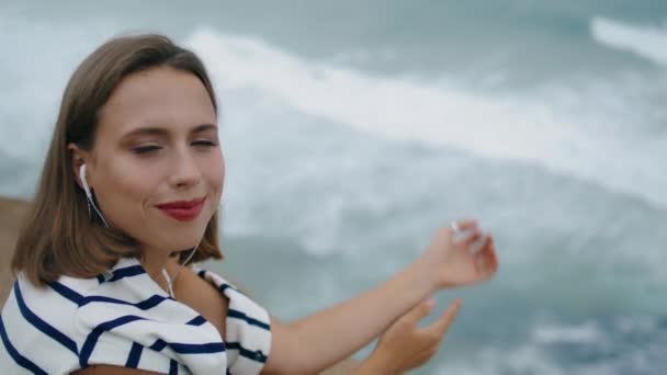 Lächelnde Millennials Die Musik Aus Der Nähe Der Meeresküste Hören — Stockvideo