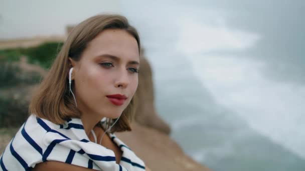 Hermosa Chica Escuchar Música Impresionante Retrato Las Olas Del Océano — Vídeos de Stock
