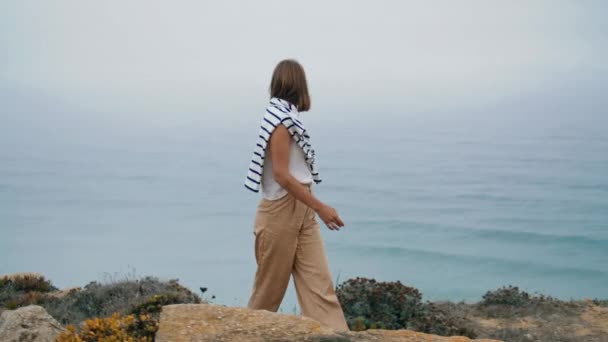 Tasasız Kadın Yaz Tatilinde Sahilde Yürür Rahat Kız Kayalık Dağa — Stok video