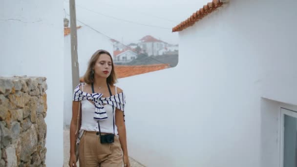 Jolie Fille Posant Rue Ville Vacances Europe Étudiant Souriant Explorer — Video