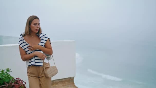 Žena Vypadá Moře Útesu Pohled Letní Výlet Rozrušená Mladá Dívka — Stock video