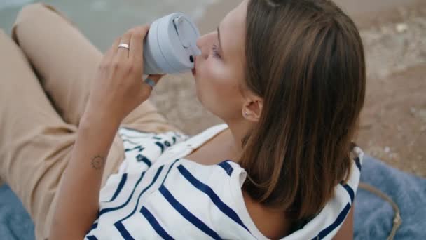 Femeie Care Bea Cafea Picnic Marginea Stâncii Pensive Fată Odihnă — Videoclip de stoc