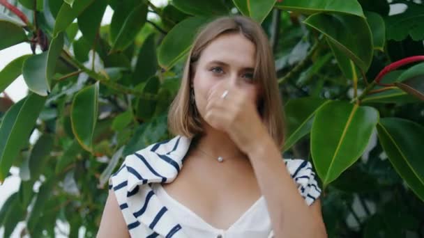 Ελκυστική Γυναίκα Που Θέτει Πάρκο Στο Πράσινο Αφήνει Closeup Sexy — Αρχείο Βίντεο