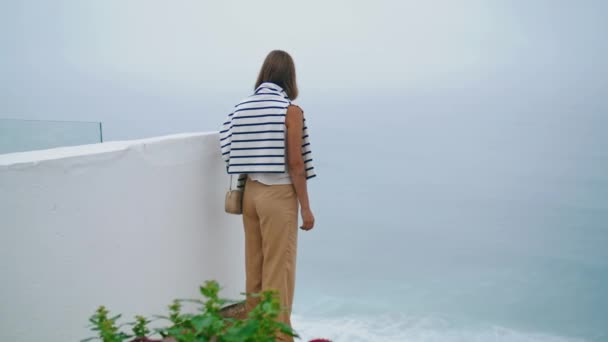 Dívka Hledající Výhled Moře Vrcholu Útesu Letní Turista Obdivující Oceánskou — Stock video