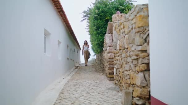 Romantisch Meisje Vakantie Stedelijke Reiziger Wandelen Witte Oude Straat Genieten — Stockvideo