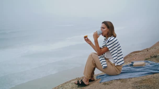 Meisje Drinkt Klif Koffie Het Zomerweekend Rustige Toerist Genieten Van — Stockvideo