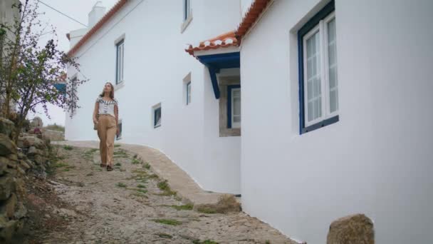 一个放肆的女孩在夏天的周末去城里探险 春假时 无忧无虑的学生在街上散步 欣赏欧洲建筑 迷人的女人旋转着欣赏着古老的村庄 旅游度假的概念 — 图库视频影像