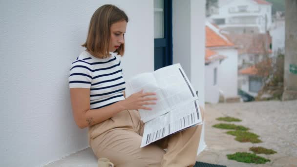 Beautiful Girl Checking Newspaper Street Focused Traveler Drinking Coffee Reading — Stock Video