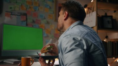 Kendine güveni olan biri, evde bilgisayarın modelini yapıyor. Pozitif yemek yiyen adam sanal toplantıda uzaktan açıklama yapıyor. Akşamları yeşil ekran polisini arayan serbest çalışan bir adam.