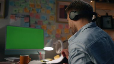 Memnuniyet verici bir adam evde müzik dinliyor. Modern şarkıları dinleyen pozitif serbest yazar tek başına model bilgisayar kullanıyor. Mesut adam, ıssız bir iş yerinde, iskemlede ritmik hareket ediyor.