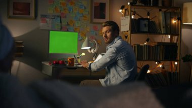 Ciddi bir adam iş yerinde eşine danışmanlık yapıyor. Sakallı adam bilinmeyen ev kadınına saldırıyor. Krom anahtar masaüstü bilgisayarı kullanan kişi. Akşam vakti yeşil ekran bilgisayarı kullanarak serbest çalışmaya odaklan