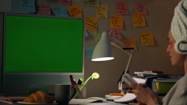 Neşeli kadın, yakın çekim evinde model bilgisayar arıyor. Uzak bir iş yerinde notlar yazan serbest çalışan bir işçi. Kulaklık takmış sevimli ev hanımı rahat bir akşam yemeğinde internet üzerinden yeşil ekran izliyor.