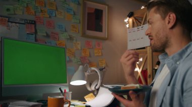Duygusal adam eve yakın çekim hareketi yapıyor. Konuşan erkek, kroma tuşlu bilgisayar görüntülü sohbetinde yasaklayıcı jestler yapıyor. Aktif adam akşam lambası odasında video konuşarak yemek yiyor. Uzak çalışma