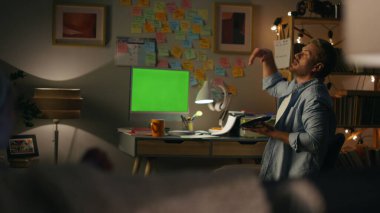 Akşam odasında ciddi bir adam eşiyle konuşuyor. Sakallı adam, bilinmeyen bir kadına bakarak sandviç yiyor. Zeki serbest çalışan gece vakti yeşil ekran masaüstü bilgisayarını izleyerek ara veriyor.