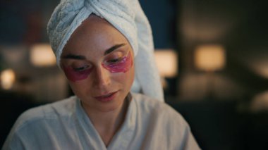 Kapalı ev hanımı gece geç saatlerde mesaj yazıyor. Göz bandı takmış internetten sosyal medyada sohbet eden meşgul bir kız. Uzaktan çalışan akıllı bornoz kadın. Yurtiçi yaşam tarzı kavramı 