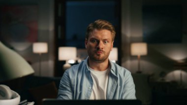 Evde arttırılmış gerçeklik deneyen aktif kişi. Futuristik oyuncu sanal arayüz yakınlaştırmasıyla etkileşime giriyor. Heyecanlı adam enerjik bir şekilde VR oyunu oynuyor, metaevreleri araklıyor. Yüksek teknoloji konsepti