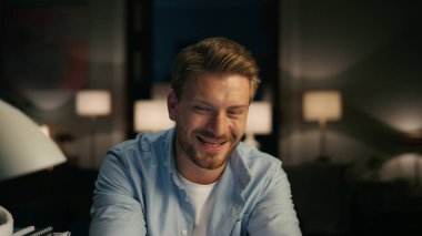 Akşamları gülen neşeli adam zoom yapıyor. Bilgisayara yakın çekimde komik bir mesaj alan heyecanlı kişi. Evdeki bilgisayar aygıtını kullanarak fıkra okuyan inanılmaz bir adam. Kızıl oğlan yalnız akşamın tadını çıkarıyor.