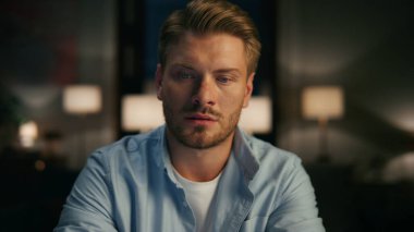 Evdeki bilgisayarın uzaklaştığını düşünen serbest çalışan biri. Akşamları düşünceli bir adam sorun çıkarmayı düşünüyor. Uzak işyerindeki masaüstü bilgisayarını izleyen gergin adam arama projesi stratejisi