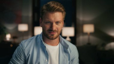 Mutlu adam neşeyle evde dans ediyor. Aktif adam sevinçle hareket ediyor. Geceleri stres yok. Müziği dinleyip zaferi kutlayan yaratıcı bir etken. İyi haberler alan kişi