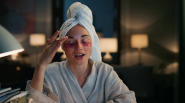 Aktif ev hanımı ev ortamında bilgisayarla sohbet ediyor. Uzak bir akşam işyerinde el kol hareketi yapan mutlu bir kadın. Doğal güzellikteki kadın internette duygusal açıklamalar yapıyor. 