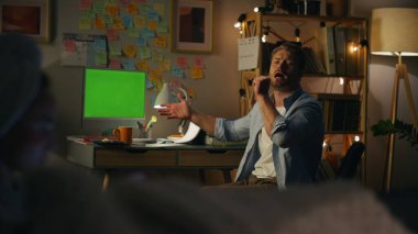 Mutlu adam duygusal olarak evde şarkı söylüyor. Aktif adam gece dairelerinde stres hissetmeden marker 'da şarkı söylüyor. Karaoke uygulaması kullanarak müzik dinleyen yaratıcı bir insan. Rock yıldızı taklidi yapan öğrenci