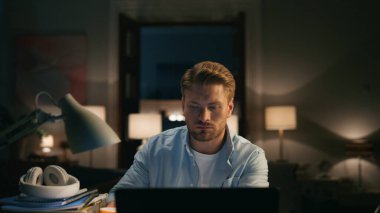 Karanlık bir yerde çay içen odaklanmış bir adam. Uzaktan kumanda ofisindeki bilgisayar monitörüne benzeyen ciddi bir serbest çalışan. Sakallı adam bilgisayarlı belge okuyor. Akşam işyerinde kahve fincanının keyfini çıkarıyor. 