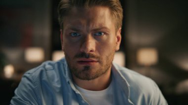 Samimi oda portresini anlamaya çalışan ciddi bir adam. Sinirli bir serbest yazar ne kadar yakından izlediğini söylüyor. Kafası karışık biri uzaktan bilgisayara bakıyor. Geceleri garip mesajlar alan adam.